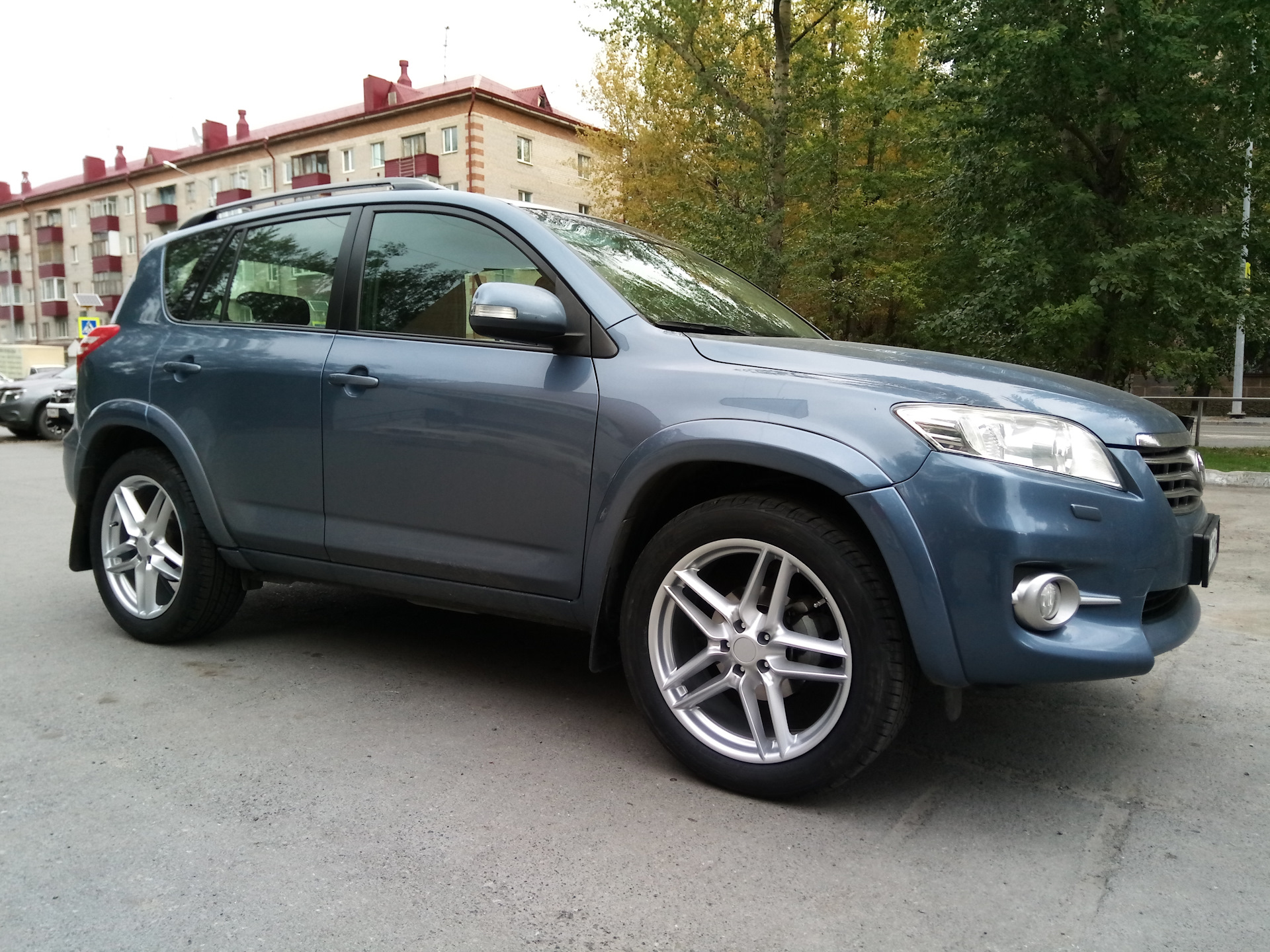 Тойота рав колеса. Toyota rav4 xa20 r18. Toyota RAV 4 xa20 r17. Toyota RAV 4 2011 диски. Диски Тойота рав 4 r18.