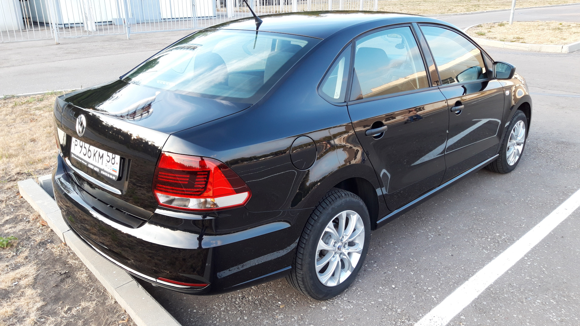 Volkswagen Polo sedan Black Edition