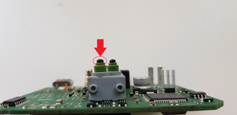 С этого ракурса видно, что у первого микрика сточена контактная поверхность. Его и меняем. — Audi A6 Avant (C6)