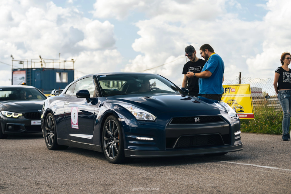 Nissan GTR r35 girl