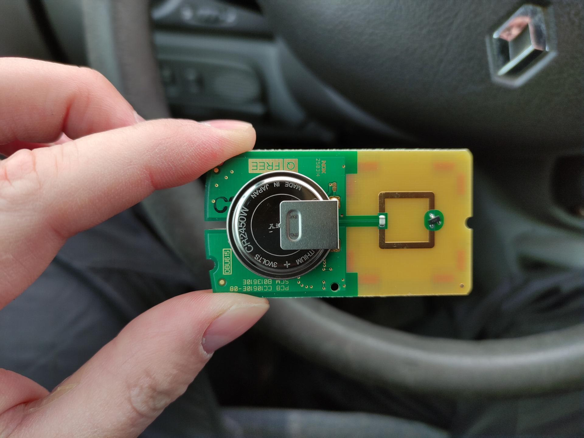 Замена батареи в транспондере Q-Free OBU615S — Renault Scenic I, 1,4 л ...