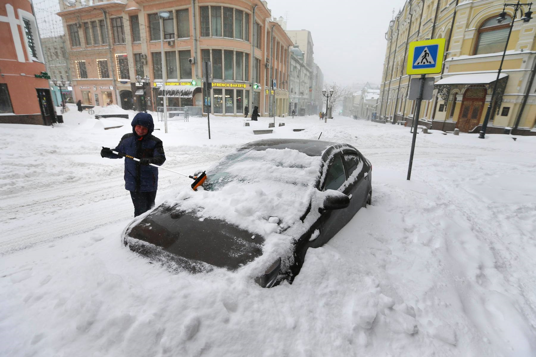 Правда будет снег. Снег в Москве. Снегопад в Москве. Сугробы в Москве. Много снега в Москве.