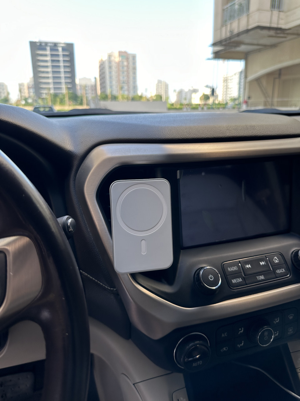 Держатель телефона Belkin Magsafe Vent Mount Pro — GMC Acadia (2G), 3,6 л,  2019 года | аксессуары | DRIVE2