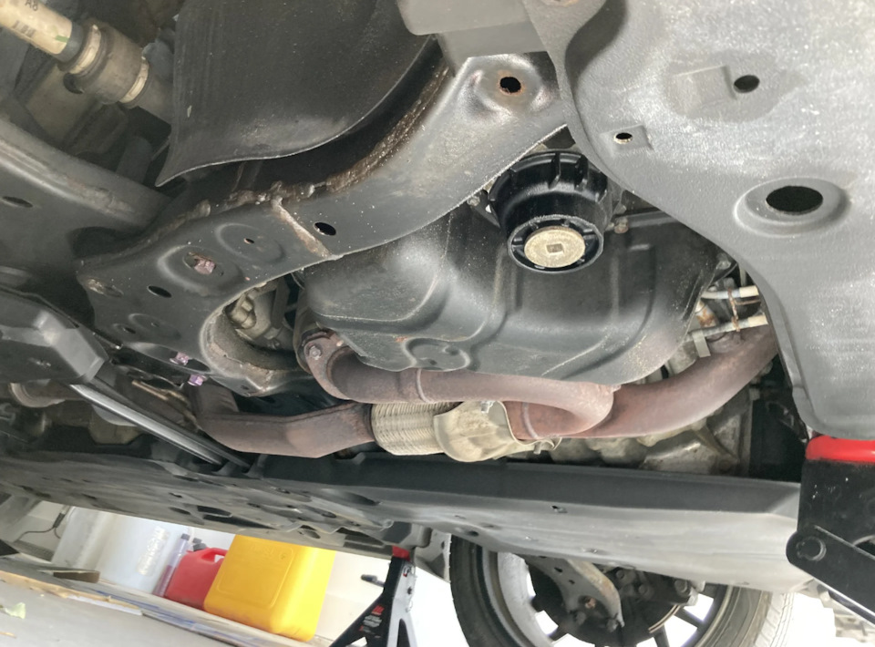 Замена масляного фильтра — Toyota Camry (XV70), 2,5 л, 2020 года ...