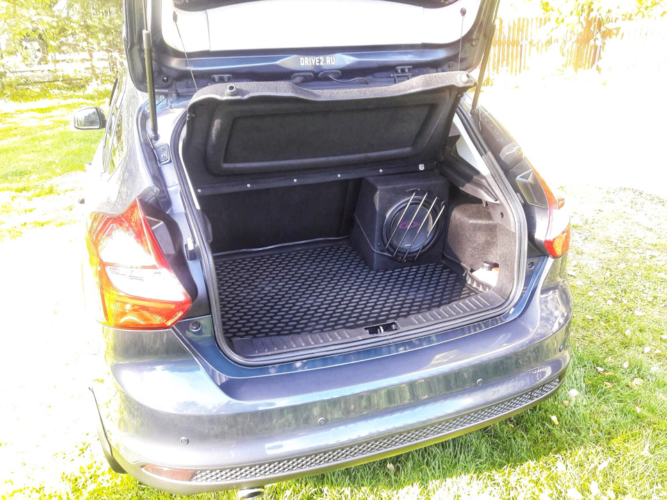 В багажнике тоже фунфыриком прибрался ) — Ford Focus Hatchback III