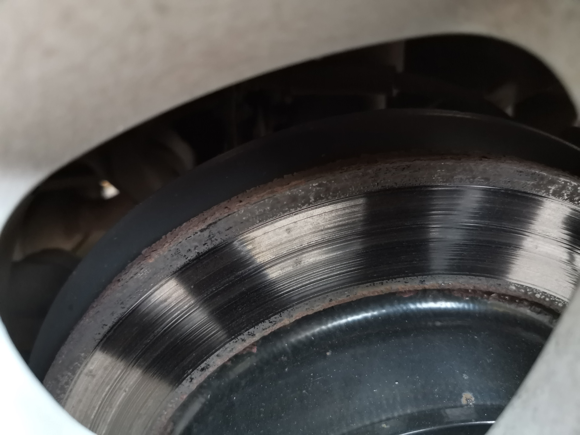 Замена тормозных дисков куга. Диск тормозной задний Куга 2. Тормозной диск Форд Куга 2. Задние тормозные диски Форд Куга 2. Задние тормозные диски Ford Kuga 2018.