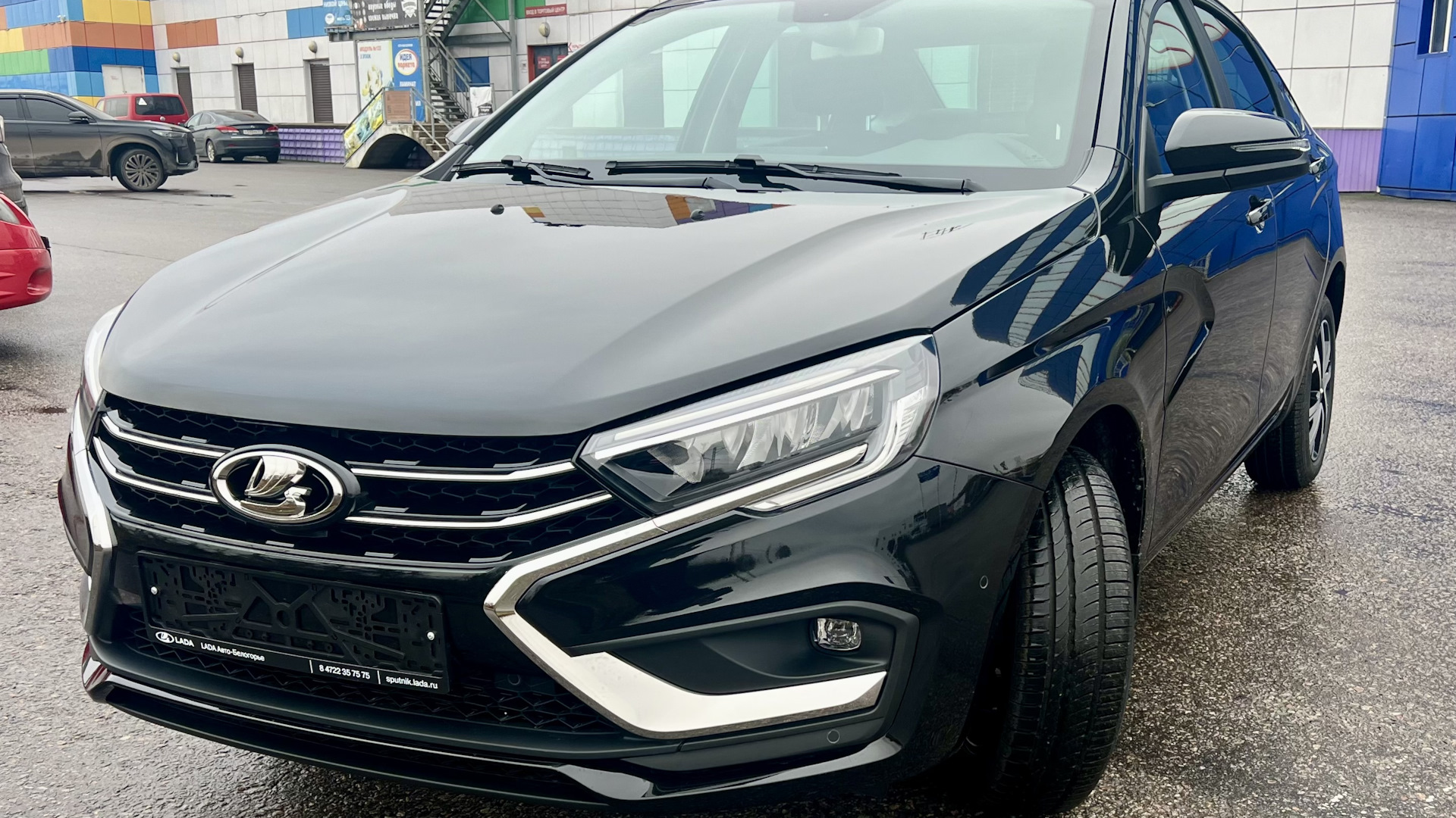 Лада Веста на дороге