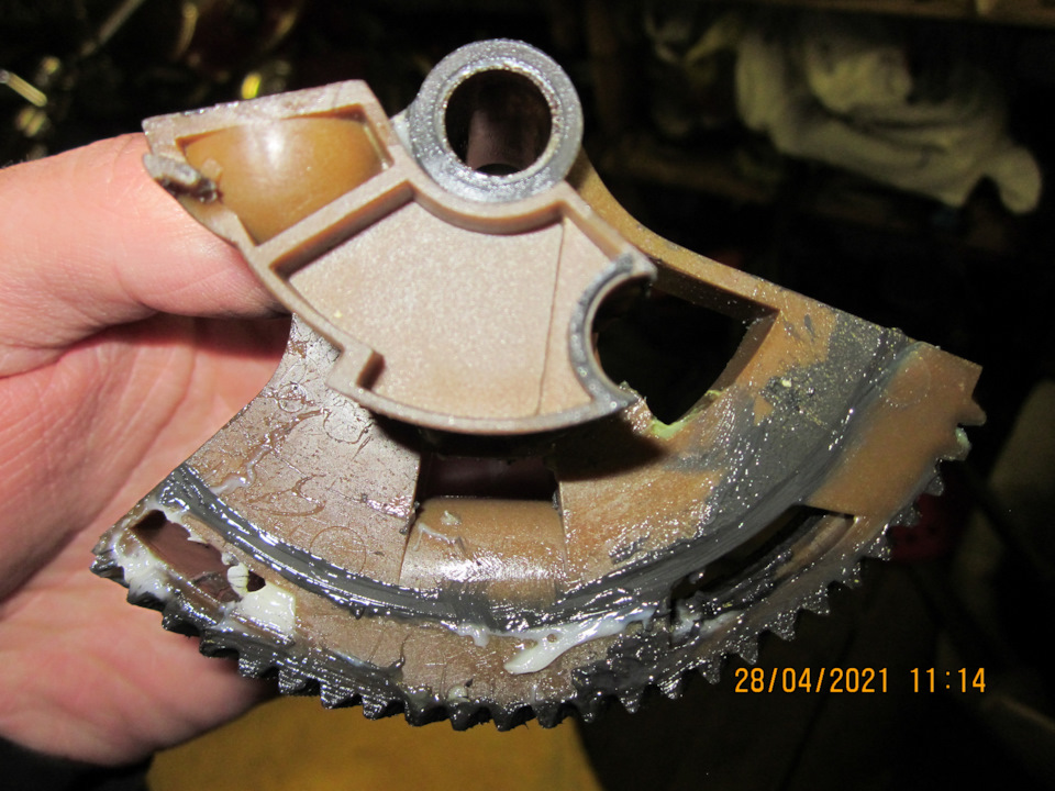 Смазка то есть, но уже и пора бы обновить — Lada Vesta SW (1G). Запчасти на фото: 28042021