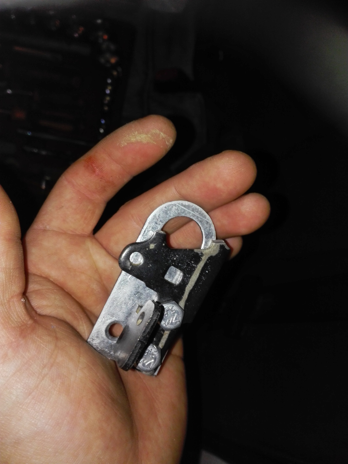 петля замка багажника subaru forester sf. замок багажника цефиро а32 багажника. скоба замка багажника 2199. петля замка багажника. петля замка багажника.