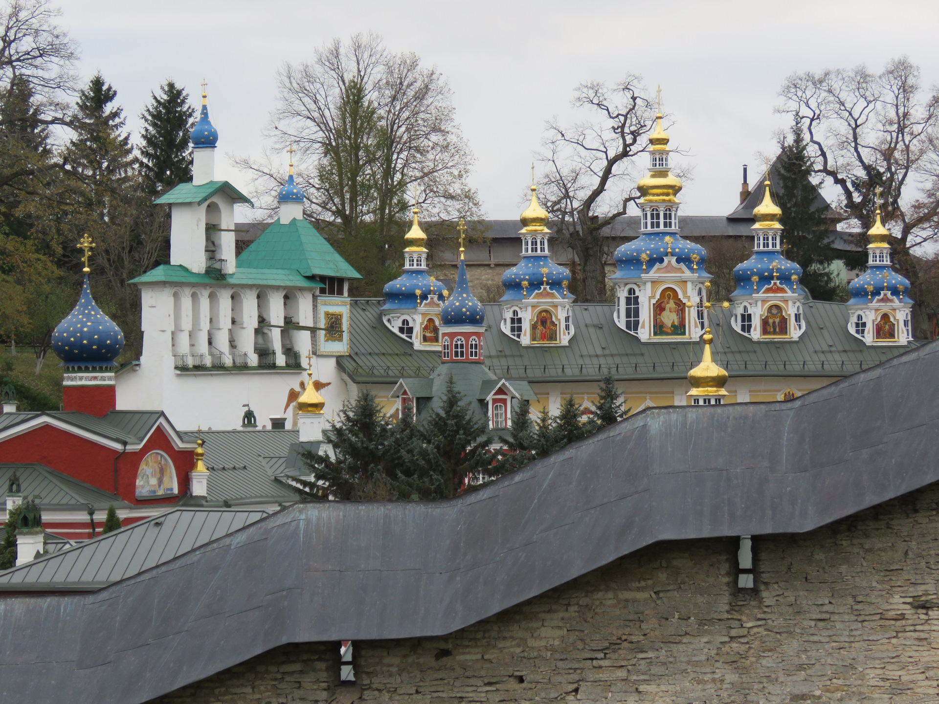 Псково печерский монастырь фото. Свято-Успенский Псково-Печерский монастырь. Успенский Псково-Печерский мужской монастырь. Печоры Псково Печерский монастырь. Свято Успенский Псково Печерский монастырь в Пскове.