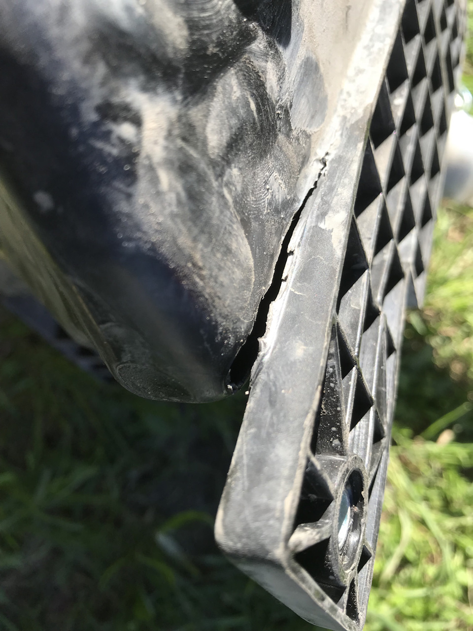 Снятие бачка омывателя без снятия бампера — Skoda Fabia Mk2, 1,2 л ...