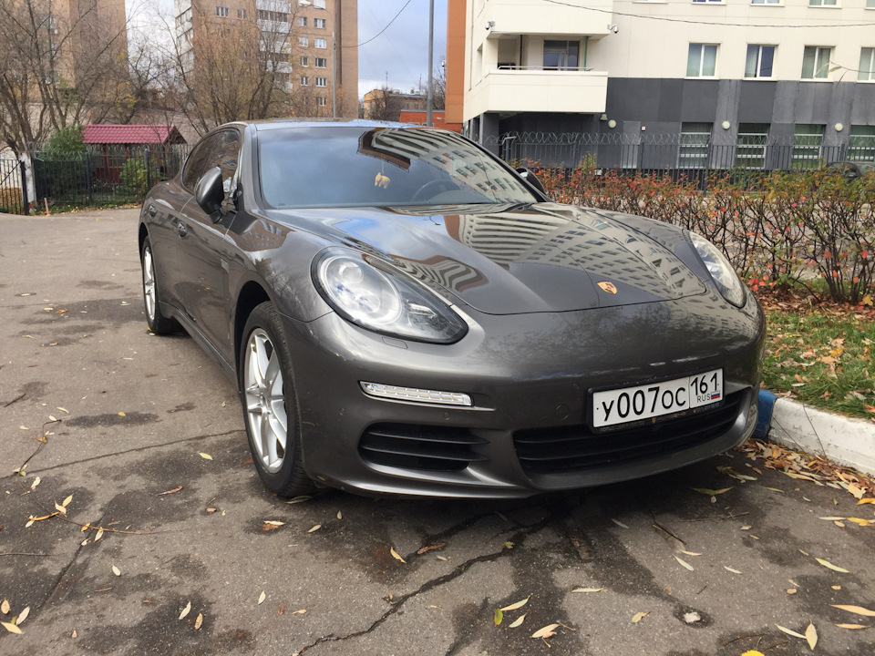 Porsche Panamera быстро едет