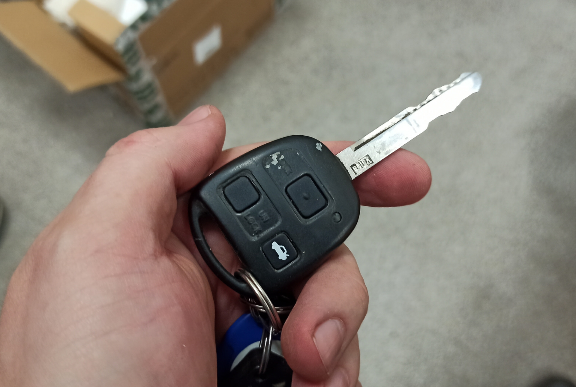 Масляный ключ тойота. Ключ Тойота Авенсис. Ключ Тойота Ипсум. Комплект ключей Тойота аурис 2007. Ключ от Тойота Камри v40.
