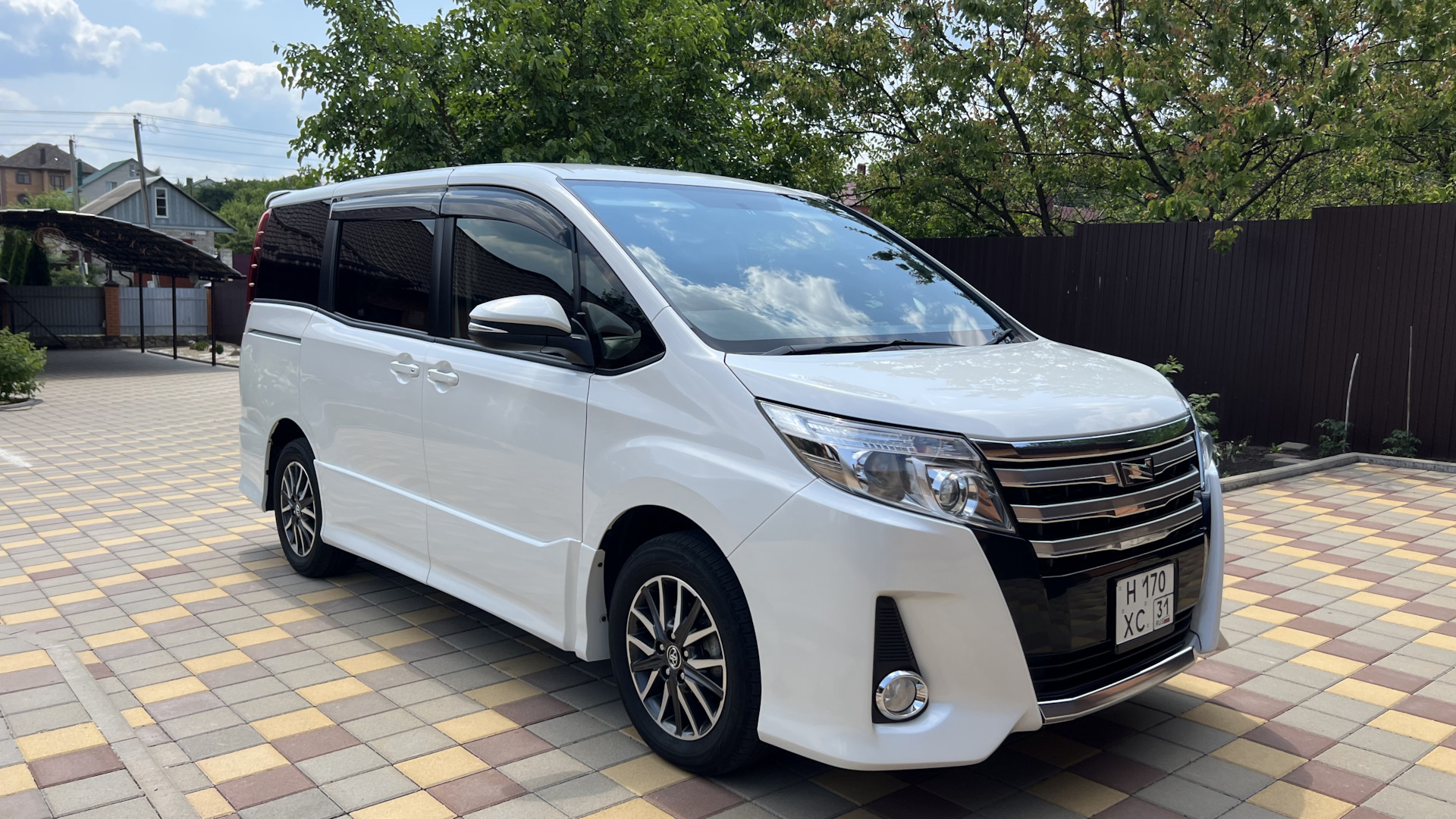 Тойота noah 2009. Noah 3. Noah 3. Тойота ноах на дисках. Toyota voxy 2015.