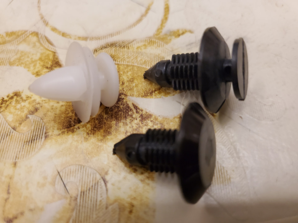 Клипсы. Ближняя — это как дальняя, только с отрезанной головкой. Такие использовал для дополнительного закрепления малой накладки. — Peugeot Partner Tepee