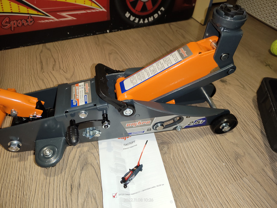 На фиксаторе, гидроцилиндр не загружен. — Volkswagen Polo Sedan