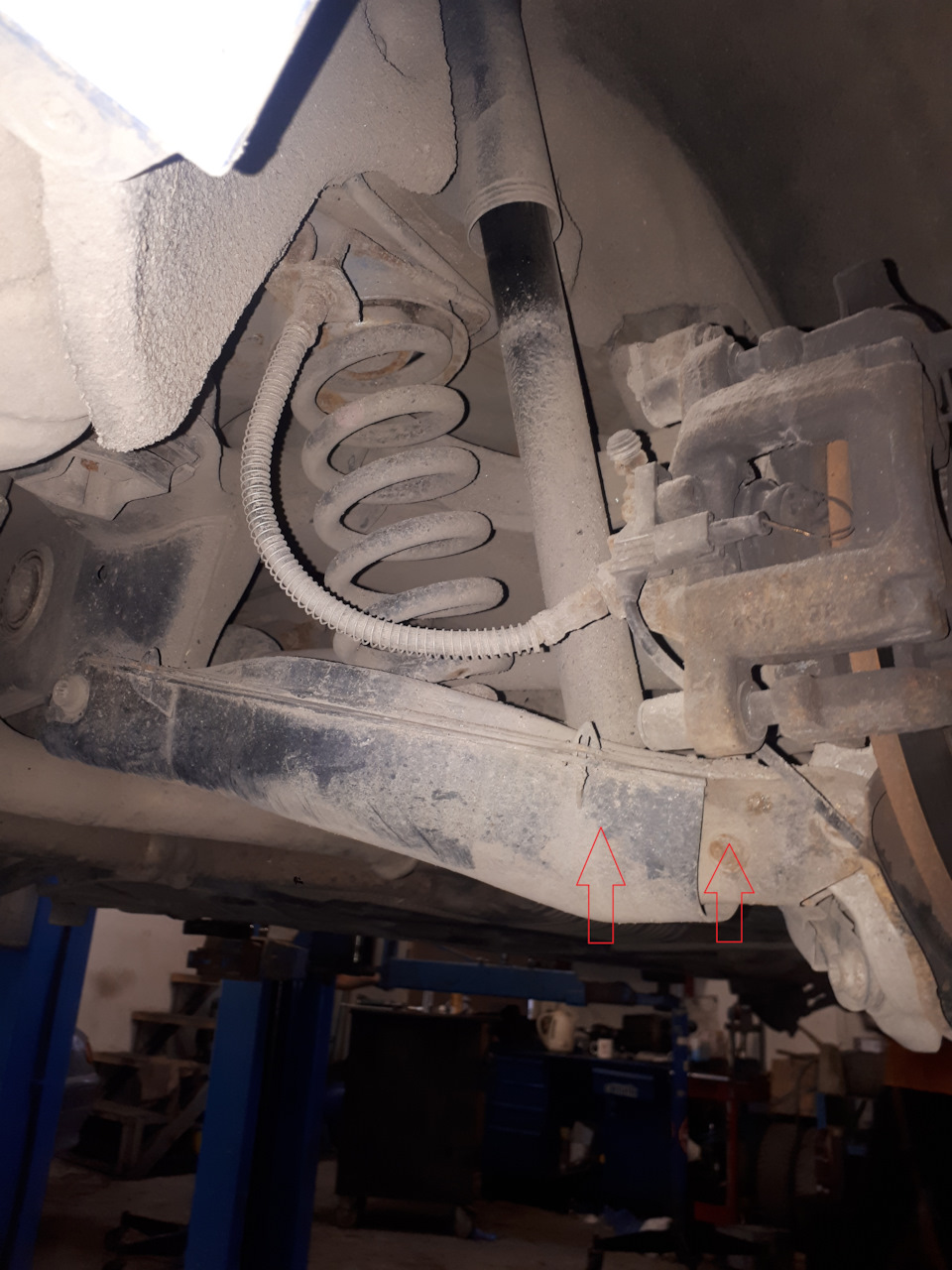 Krok 11: Przód: kontrola prowadzenia przewodów i momentów dokręcania. — Mercedes W204