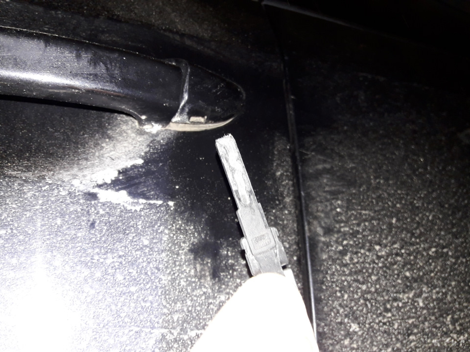 открытие Volkswagen Passat В7 ключем без брелка и замена батарейки в ...