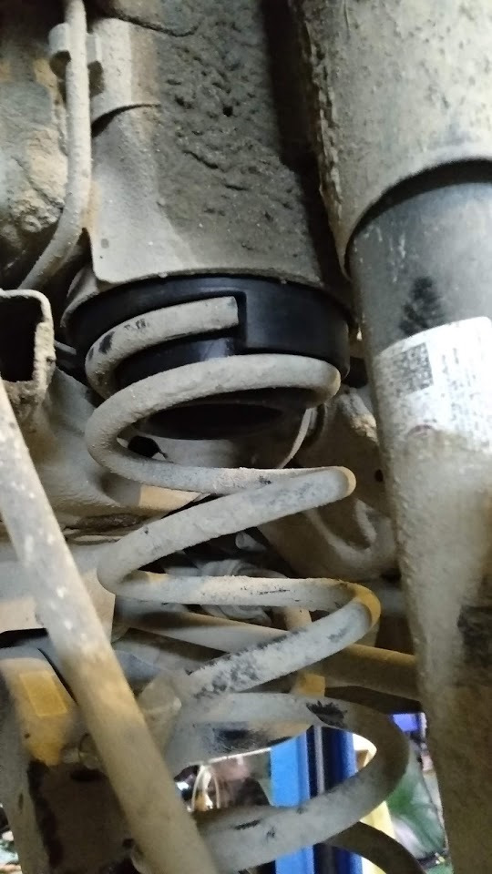 10. Przód: załóż podkładkę 20 mm na górne mocowanie kolumny; kontroluj przyleganie i orientację. — Hyundai Santa Fe TM