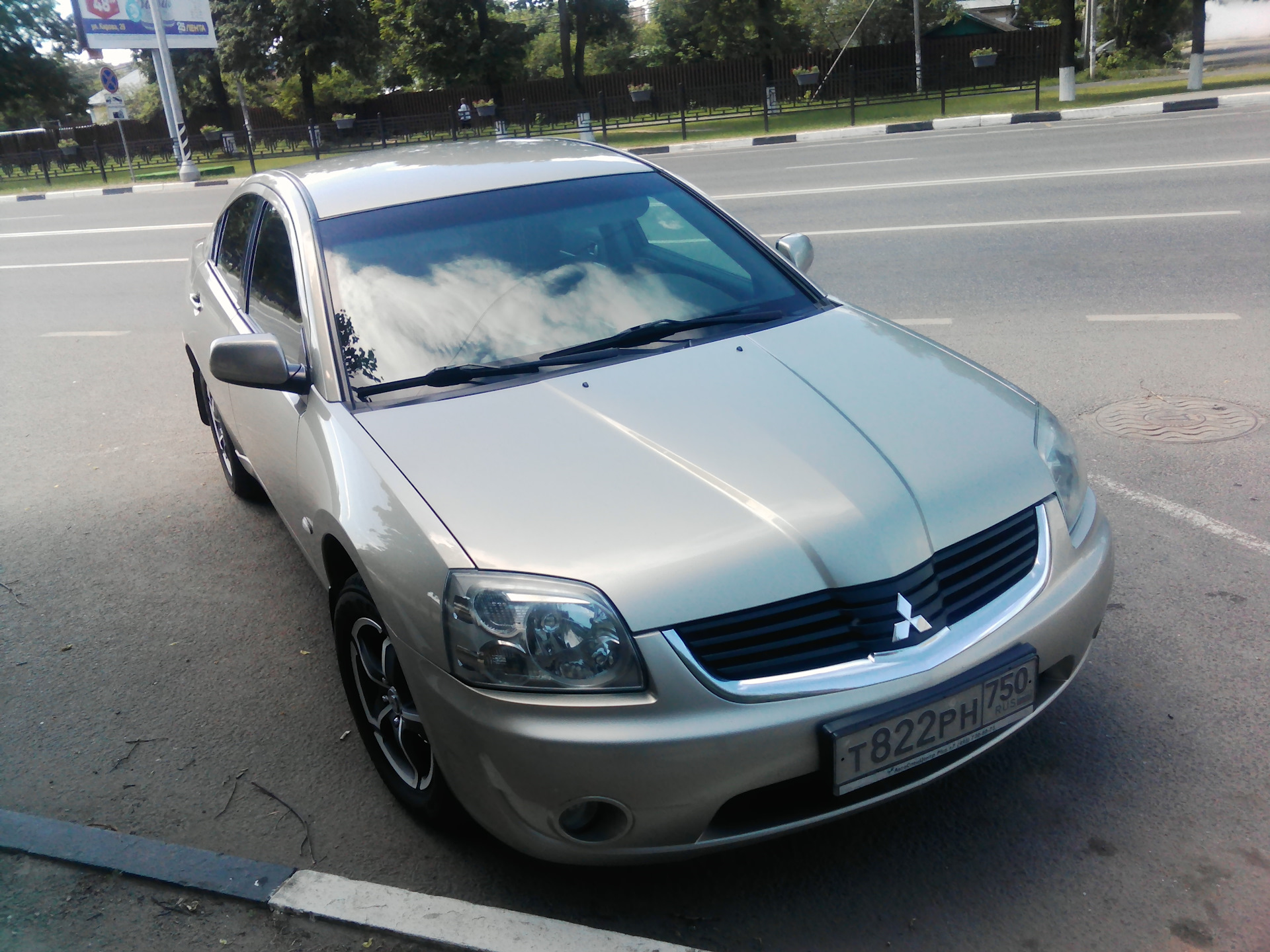 Galant 2007. Mitsubishi Galant бежевая. Цвета краски Митсубиси Галант 9 бежевый. Сравнение Аккорд и Галант 2007.