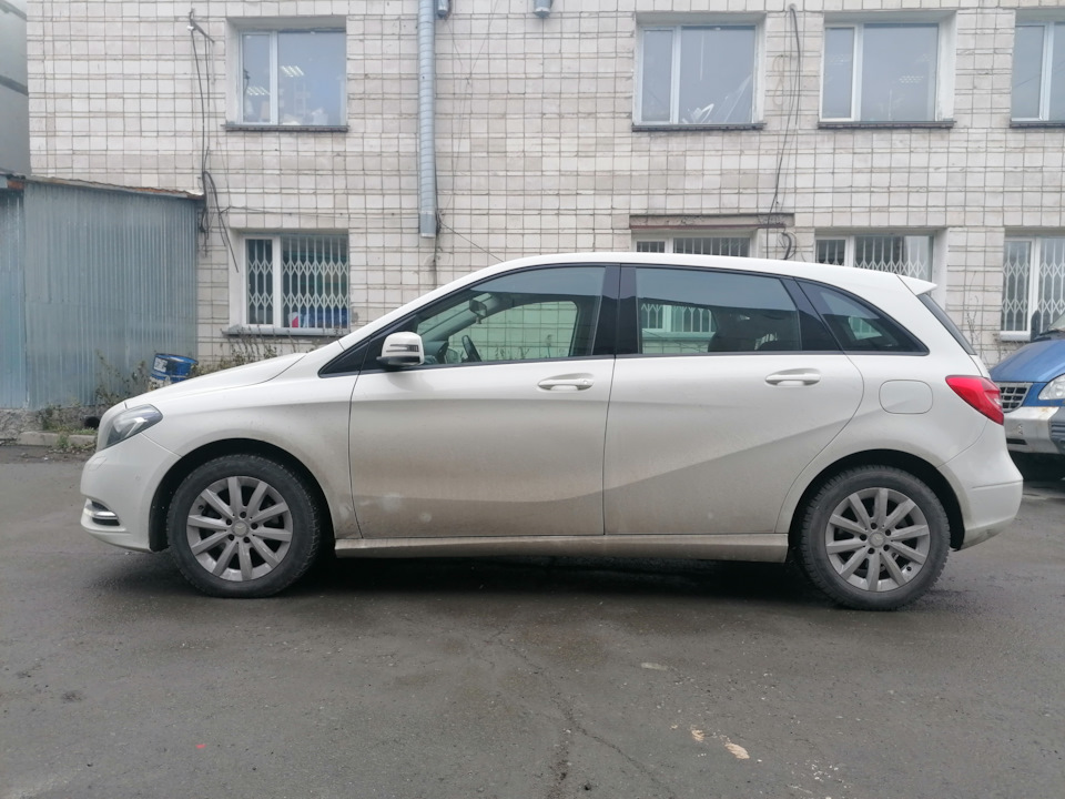 21. Tył: połącz dolne mocowanie amortyzatora z wahaczem; przygotuj auto do opuszczenia na koła. — Mercedes B-Class W246/T246