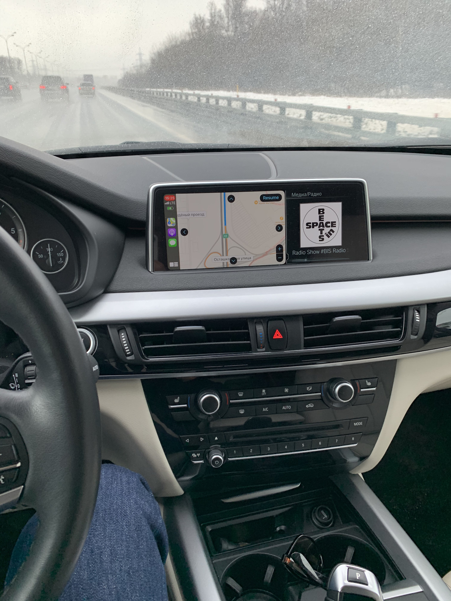 Bmw отключила carplay. CARPLAY BMW f15. CARPLAY BMW e60. BMW e70 CARPLAY. CARPLAY Touareg 2018 мультимедиа.