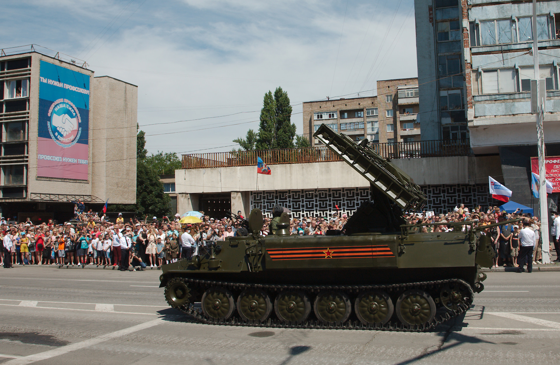 Победа 24. Луганск парад 2020. Парад Дню Победы Луганске. Военный парад в Луганске 24 июня 2020. Парад Победы 2016 Донецк.