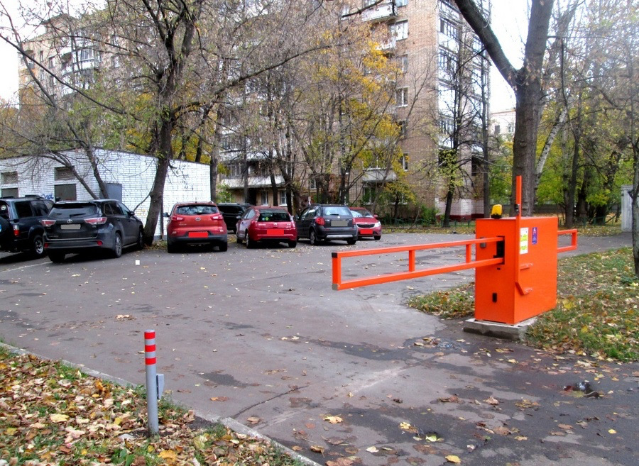 Преградили проезд. Шлагбаум во дворе в Абашево Новокузнецк. Шлагбаум во дворе. Шлагбаумы автоматические во дворе. Шлагбаум на придомовой территории.