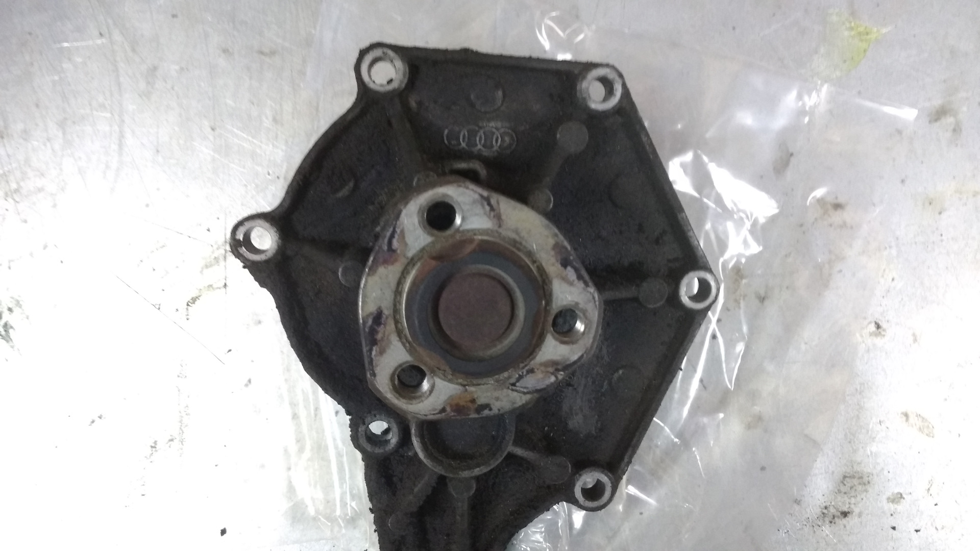 Замена помпы q7. Замена помпы d4ea. Помпа ауди q7 3. Помпа на ауди q7 3. Audi 3.