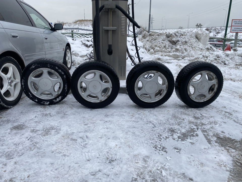 Шины зимние шипованные Nokian 175/65 R14, литые диски Toyota 6Jx14 ET45 ...