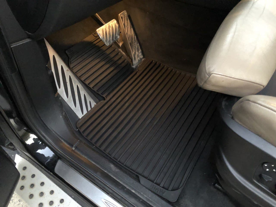 Замена ковриков — BMW X5 (E70), 3 л, 2009 года | аксессуары | DRIVE2