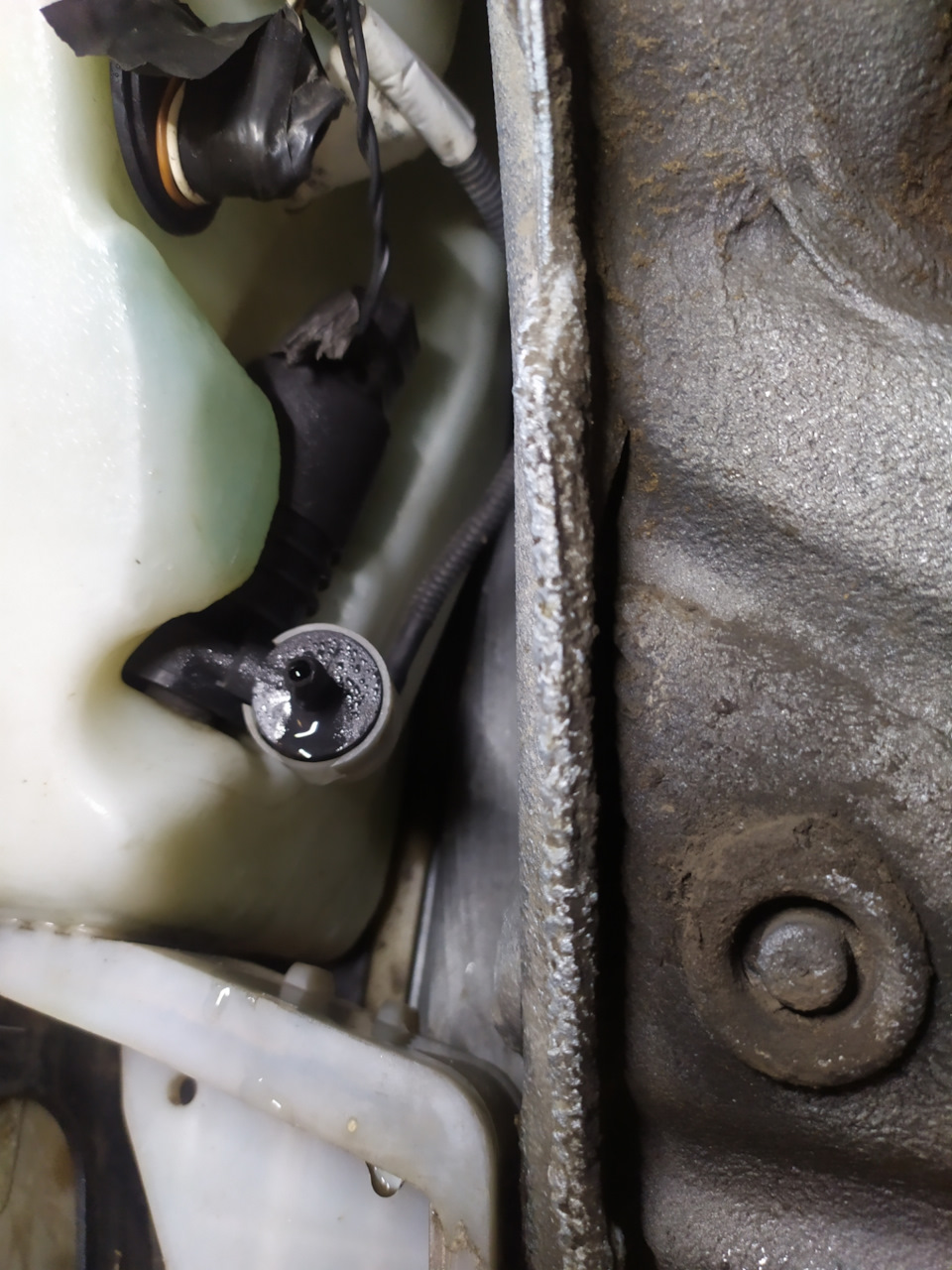 Замена насос-моторчика омывателя лобового стекла — Volkswagen Touareg ...