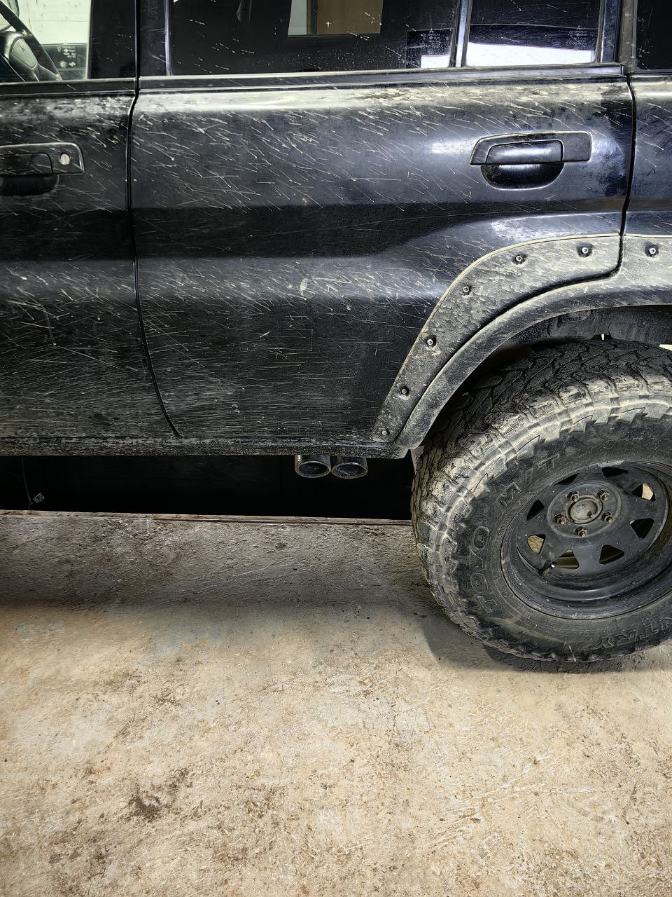 выхлоп вид сбоку — Mitsubishi Pajero iO