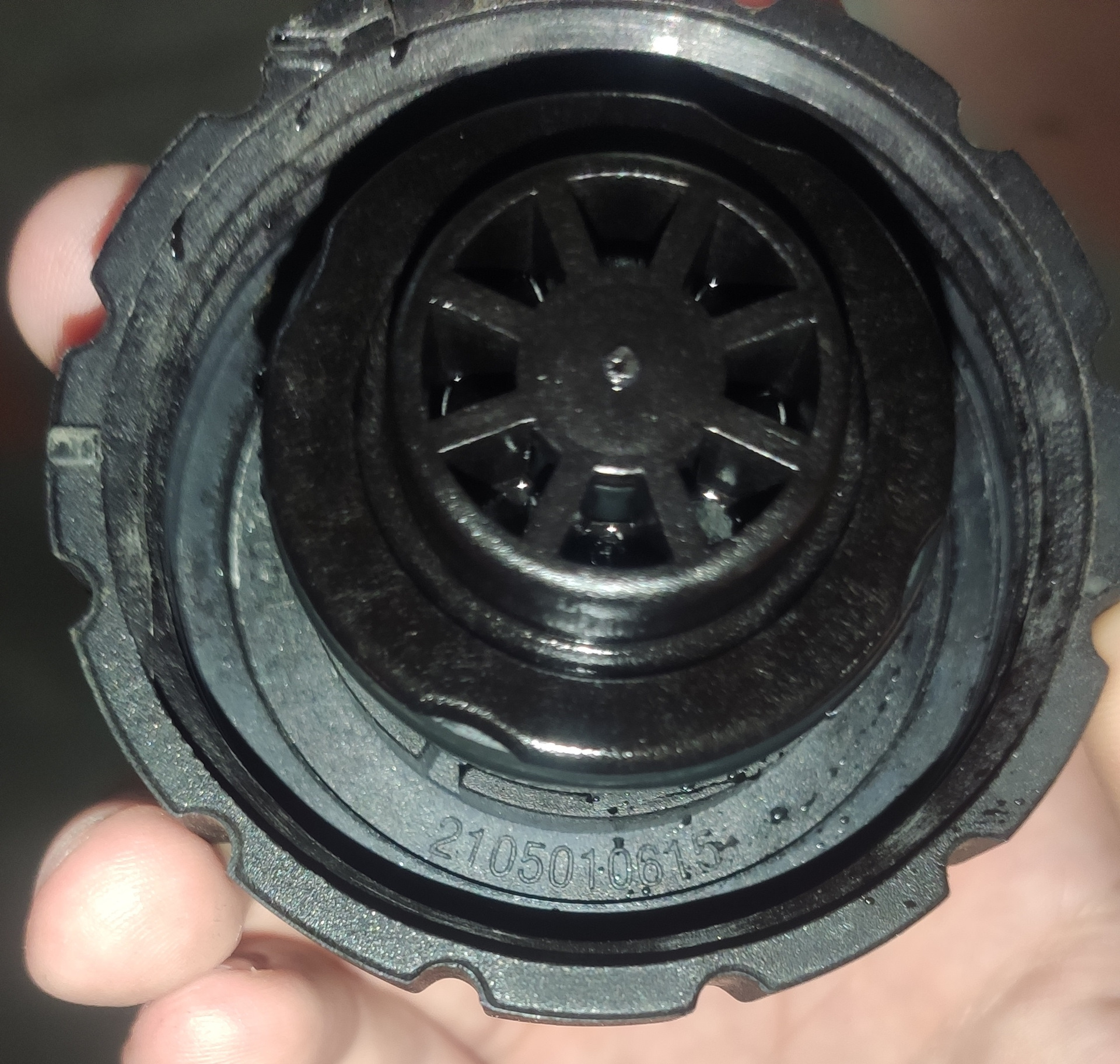 Замена пробки расширительного бачка системы охлаждения на Mercedes ...