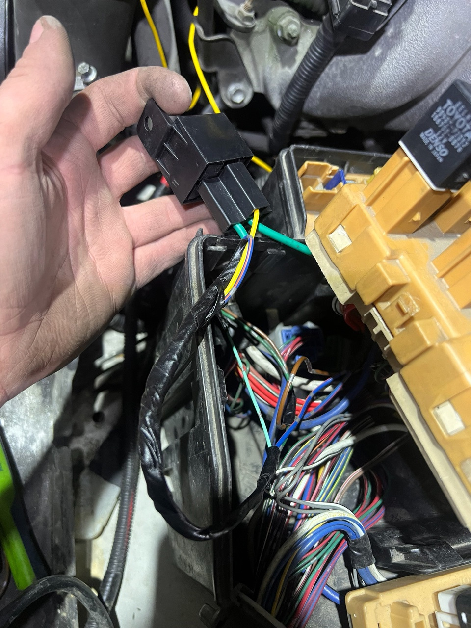 Собранное реле и спрятанное в коробе под предохранителями — Toyota Chaser (100)