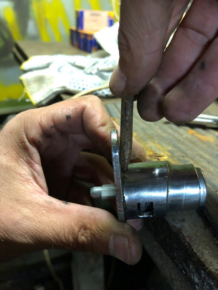 Тяга личинки замка ваз 2106. Замена личинки багажника ваз 2106. Замена личинки багажника ваз 2106. Личинка замка двери ваз 2106. Пружина замка двери ваз 2106.