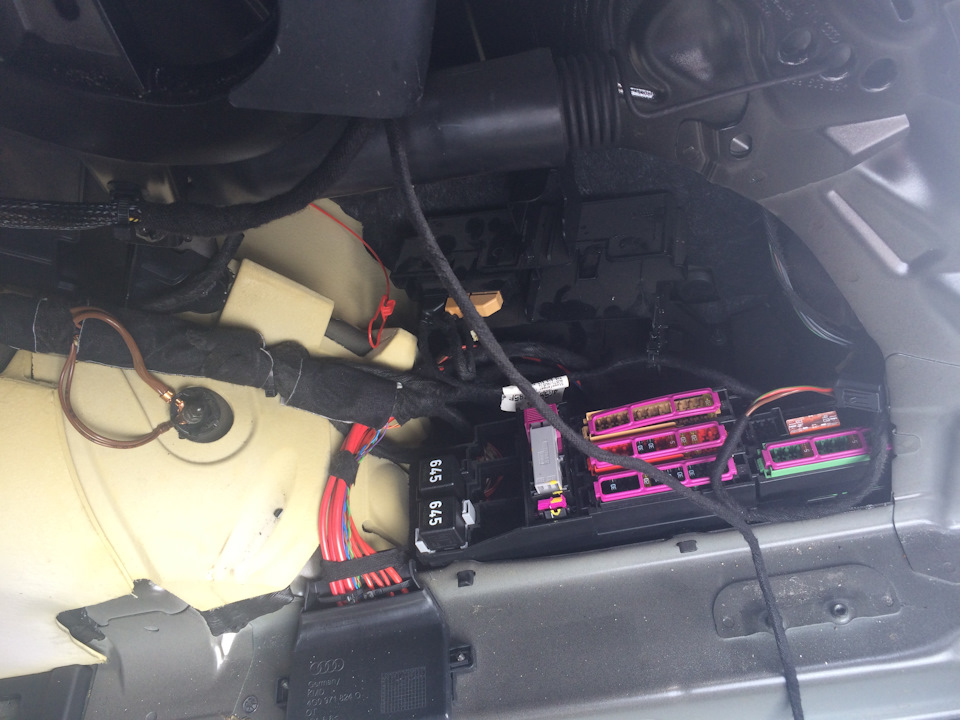 В очередной раз разобран багажник и установлен ещё один блок. — Audi A6 (C7)
