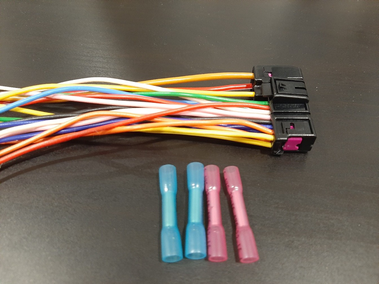 Фишка разъём передней двери. Фишка в заднюю дверь opel astra h. Штекера на двери. Разъем жгута проводов двери ваз 1118. Ремкомплект проводки двери опель зафира.