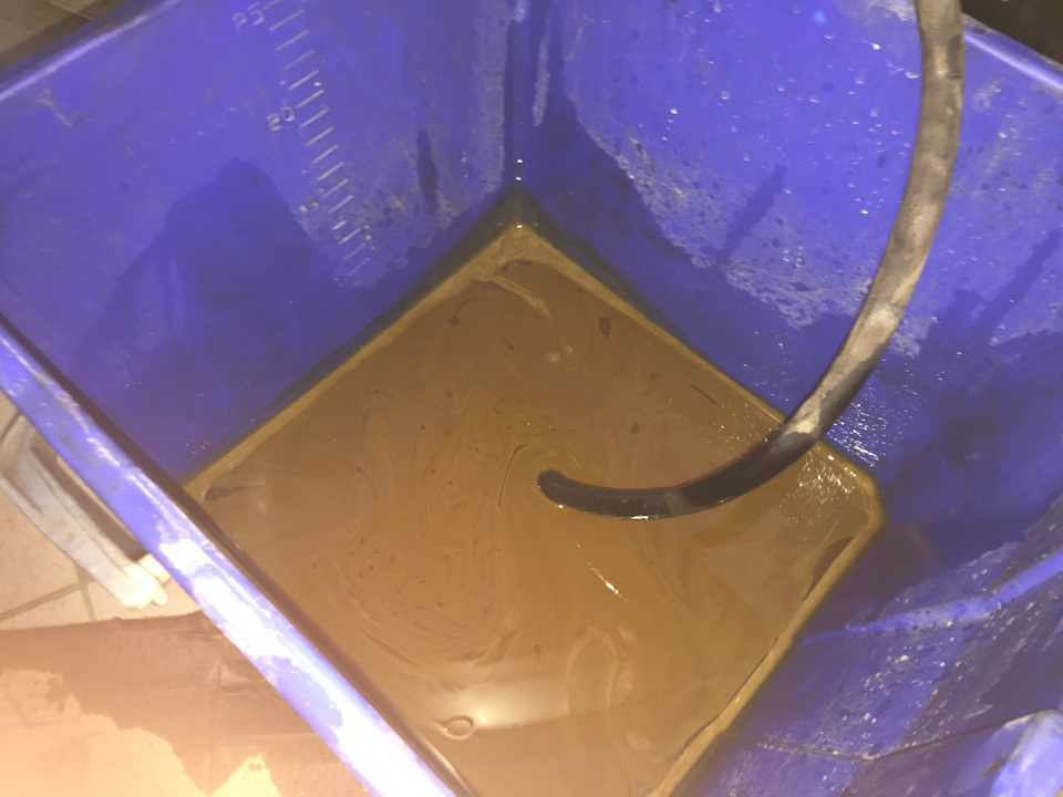 Буквально, на глазах, антифриз превратился вот в это. В понедельник он имел еще цвет антифриза, до пятницы на авто не ездил, и в пятницу проехав около 7км до СТО получилась антифризомасляная смесь. — Opel Astra H