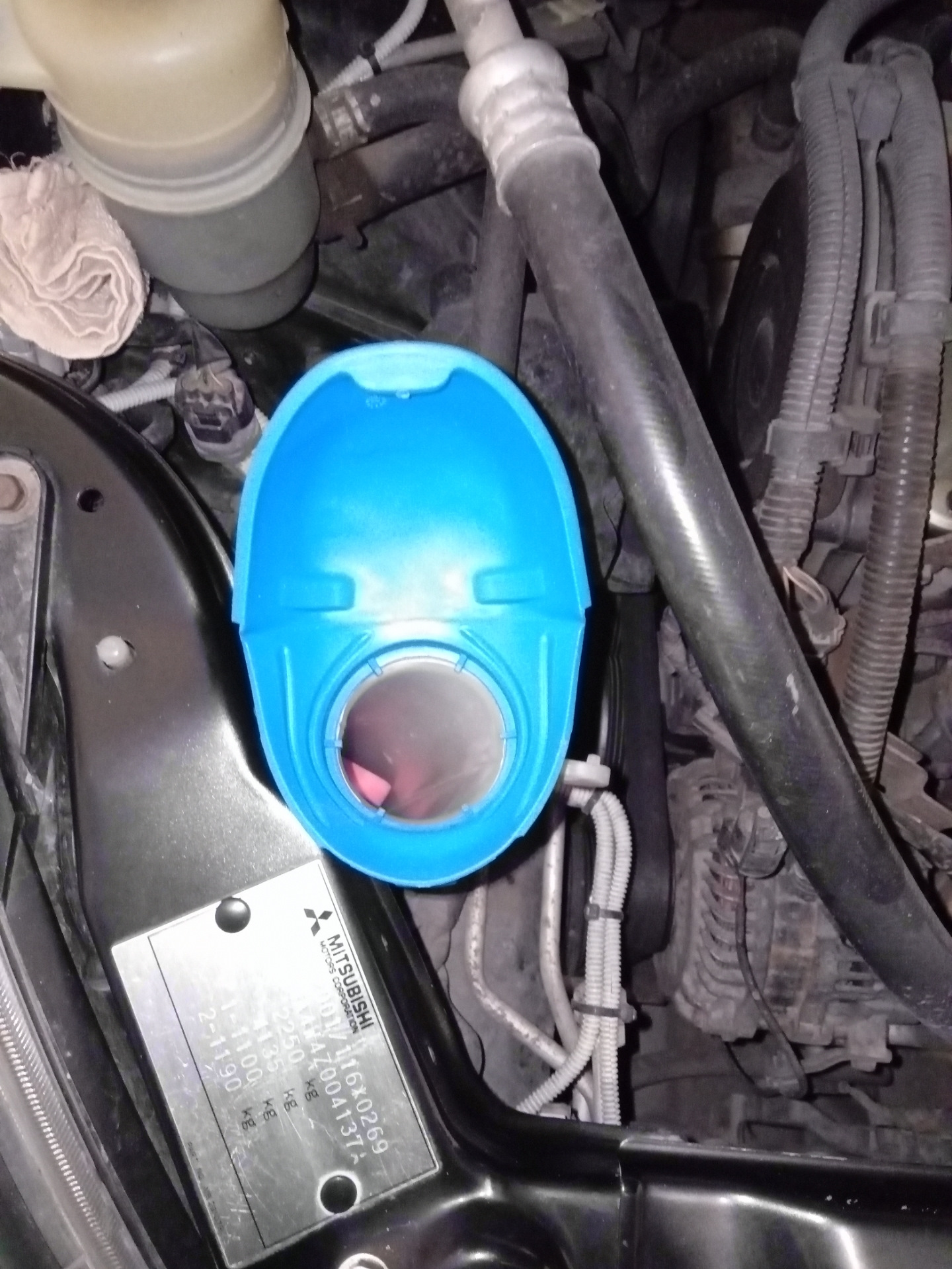 Крышка бочка омывателя — Mitsubishi Grandis, 2,4 л, 2005 года ...