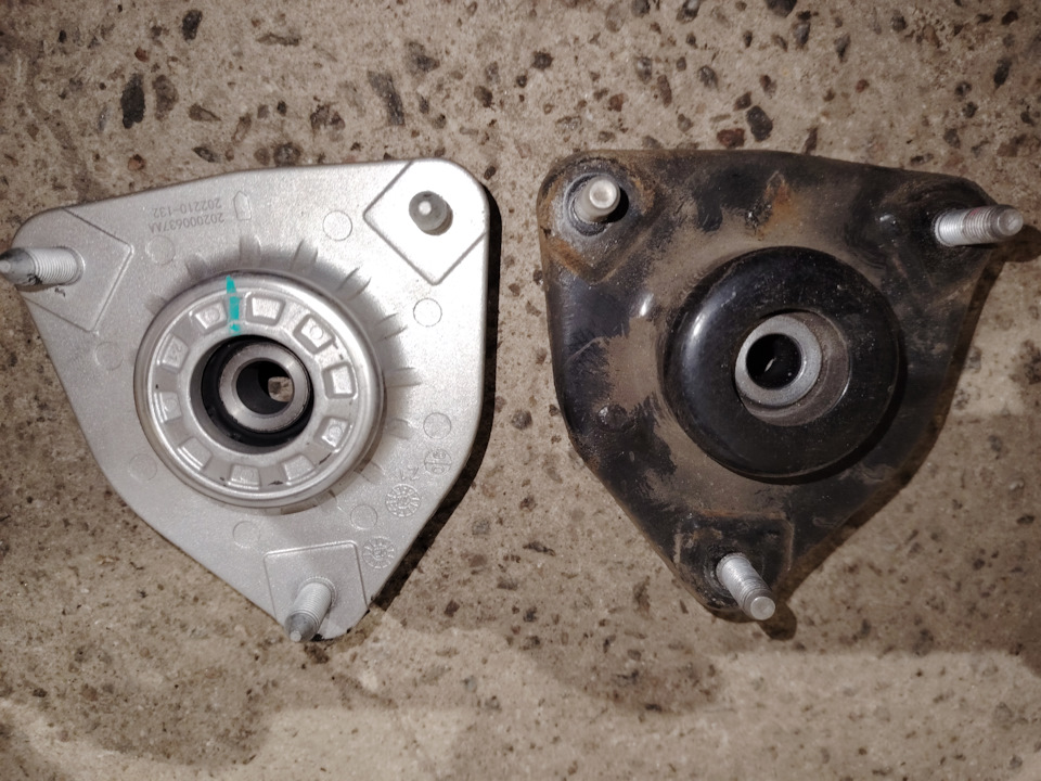 Слева новый опорник, справа старый. Различия в конструкции на лицо — Chery Tiggo 7