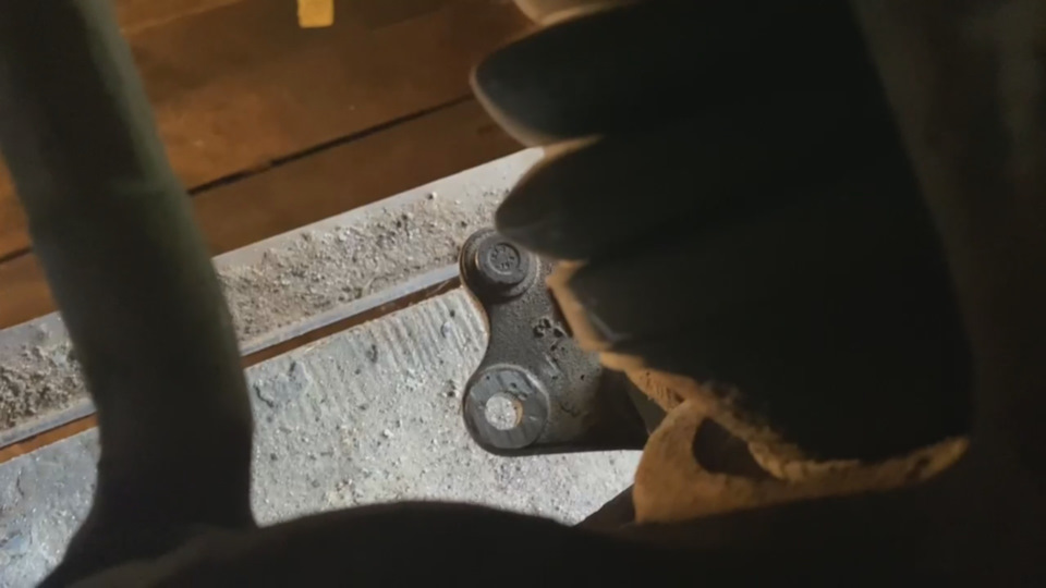 Как заменить шпильку шаровой опоры. — Volkswagen Polo Sedan, 1,6 л ...