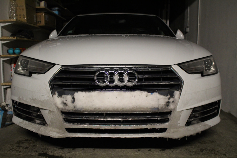 А вот жена меня обрадовала пришедшим штрафом за превышение. 124 кмч вместо 90 кмч, и €90 в казну. Как я так попался – непонятно. У меня же настроены предупреждения о радарах на навигации… Наверное судебный произвол :D Помимо денег, с прав жены еще снимут два балла, и мы таким образом сравняемся с ней. У нас обоих будет по 10 :) — Audi A4 (B9)