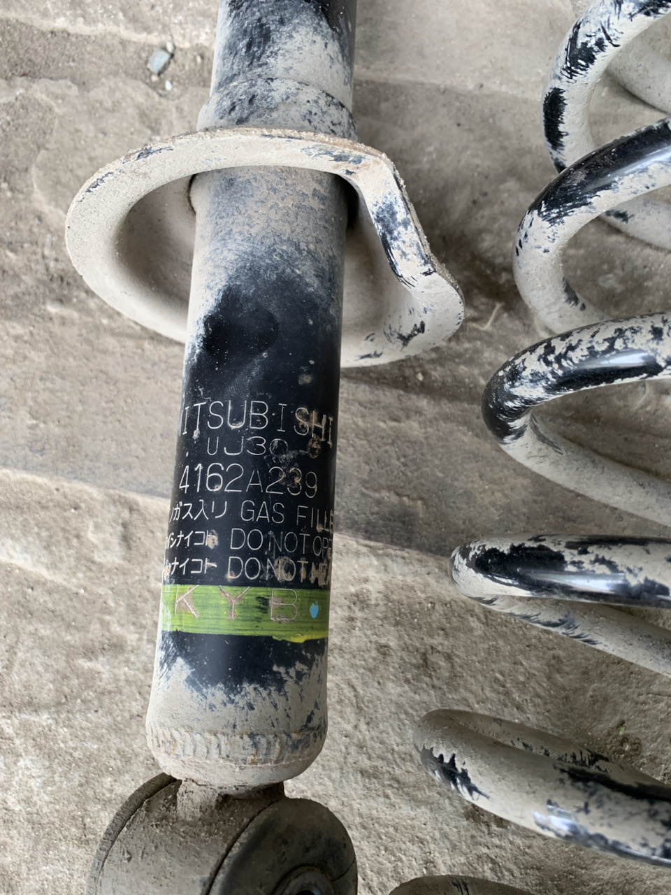 Точно такие же амортизаторы поставил новые — Mitsubishi Outlander (3G). Запчасти на фото: 4162A239