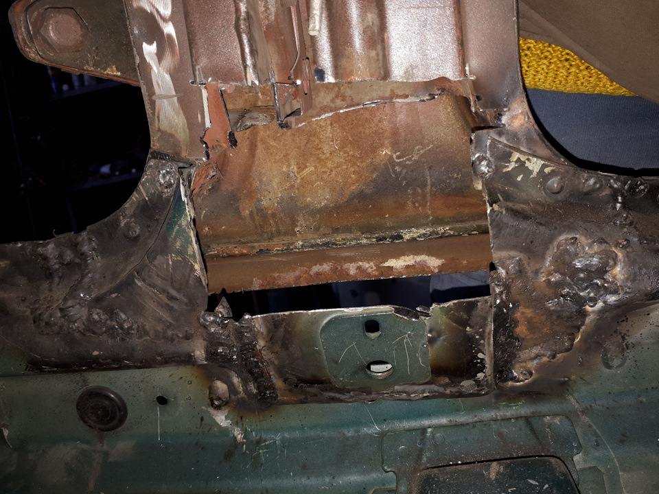 Крепление ремней безопасности — ГАЗ 24, 2,5 л, 1974 года | кузовной ...