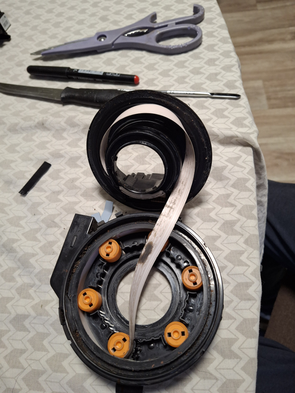 Место излома чёрное. Укладывал глядя на эту картинку. — Mazda Demio (2G)