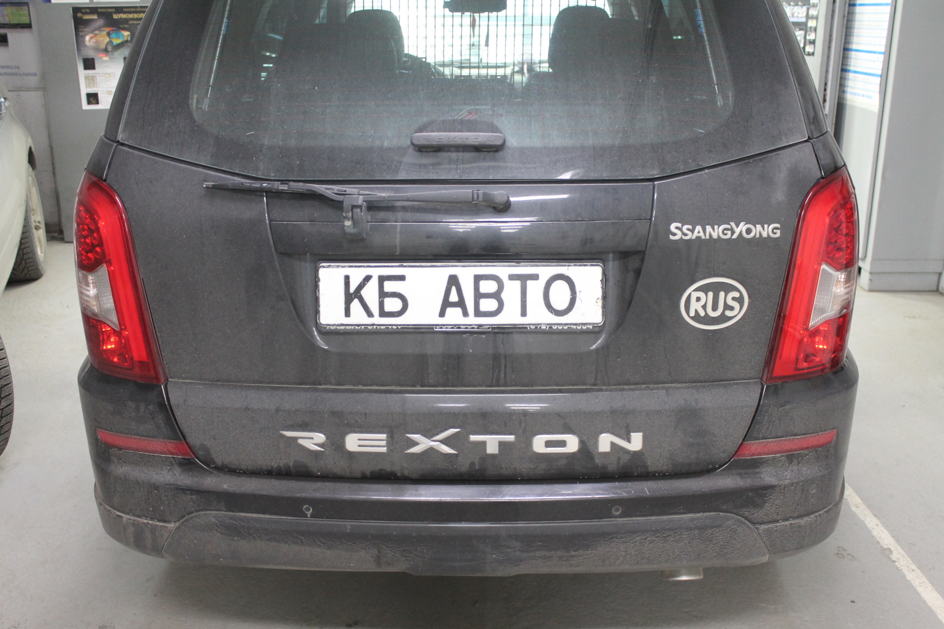 Кб авто. Задний левый стопак фонарь SSANGYONG Rexton 2. Машина КБ. Автомобиль КБ.