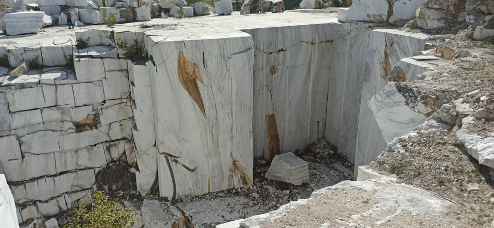 Высота карьера — этажа 3-4 примерно, возраст — около 2 млрд лет. Месторождение появилось задолго до образования самого озера Байкал! — Mazda 323 IV