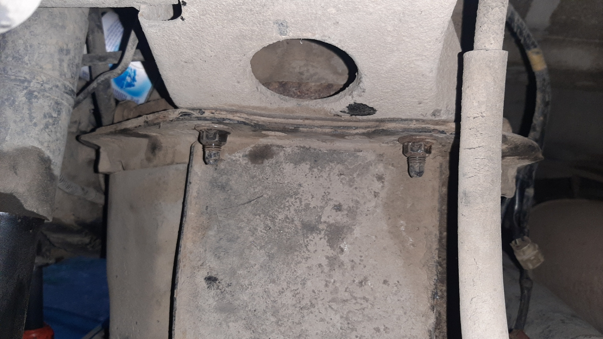 Монтеро спорт замена. Нижний пластиковый штуцер радиатора Монтеро спорт. Montero Sport замена телевизора. Монтеро спорт 1 замена топливной трубки топливопровода. Замена бензонасоса Монтеро 3.