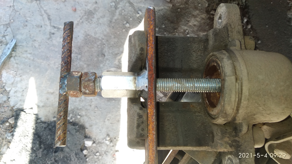 Замена направляющей скобы тормозных колодок — Lada 21104, 1,6 л, 2013 ...